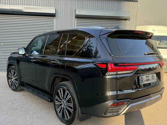 2025 Lexus LX 600 IV, чёрный - вид 2