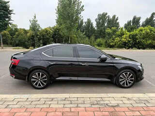 2022 Skoda Superb III Рестайлинг, чёрный, 1750000 рублей, вид 4