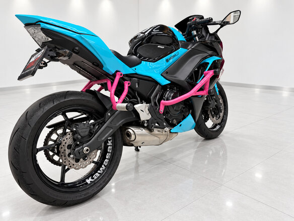 2022 Kawasaki Ninja 650, чёрный, 786007 рублей - вид 10