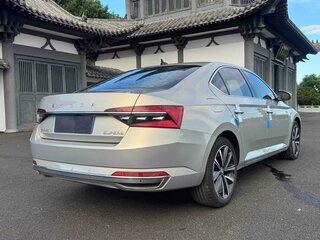 2022 Skoda Superb III Рестайлинг, серебристый, 2377700 рублей, вид 4