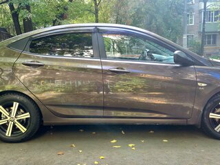 2016 Hyundai Solaris I Рестайлинг, коричневый, 880000 рублей, вид 3