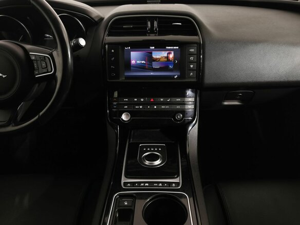 2017 Jaguar XE I, чёрный, 1595000 рублей - вид 12