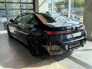 2026 BMW 7 серии 740 xDrive VII (G70) Рестайлинг, чёрный, 24990000 рублей, вид 4