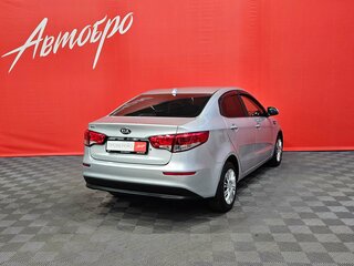 2016 Kia Rio III Рестайлинг, серебристый, 1070000 рублей, вид 5