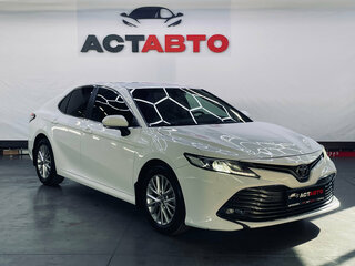 2018 Toyota Camry VIII (XV70), белый, 2350000 рублей, вид 3