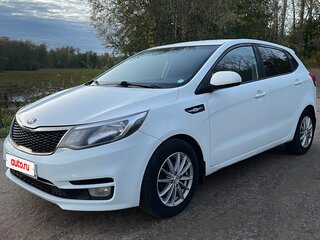 2015 Kia Rio III Рестайлинг, белый, 700000 рублей, вид 1