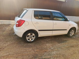 2011 Skoda Fabia II Рестайлинг, белый, 400000 рублей, вид 3