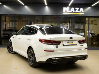 2019 Kia Optima IV Рестайлинг, белый, 2184000 рублей, вид 3