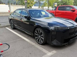 2026 BMW 7 серии 740 xDrive VII (G70) Рестайлинг, чёрный, 21300000 рублей, вид 3