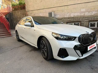 2024 BMW 5 серии Long 530Li xDrive VIII (G60/G61/G68), белый, 9000000 рублей, вид 3
