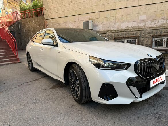 2024 BMW 5 серии Long 530Li xDrive VIII (G60/G61/G68), белый, 9000000 рублей - вид 2