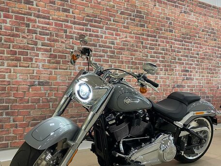 2024 Harley-Davidson Fat Boy, серый, 3500000 рублей, вид 2