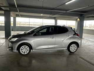 2023 Toyota Yaris IV, серебристый, 990000 рублей, вид 4