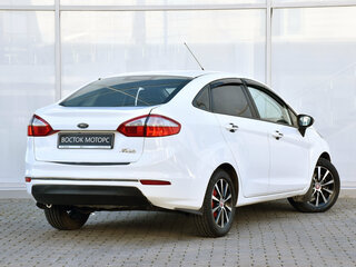 2015 Ford Fiesta Mk6 Рестайлинг, белый, 650000 рублей, вид 2