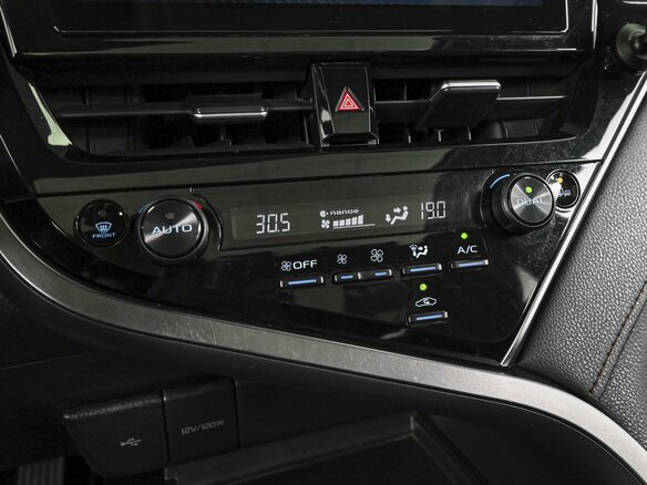 2022 Toyota Camry VIII (XV70) Рестайлинг, белый, 3075000 рублей - вид 12