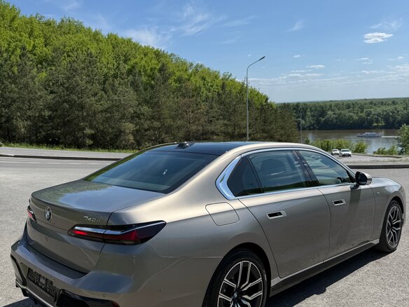 2025 BMW 7 серии 740d xDrive VII (G70), серый - вид 5