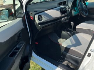 2013 Toyota Vitz III (XP130), белый, 700000 рублей, вид 5