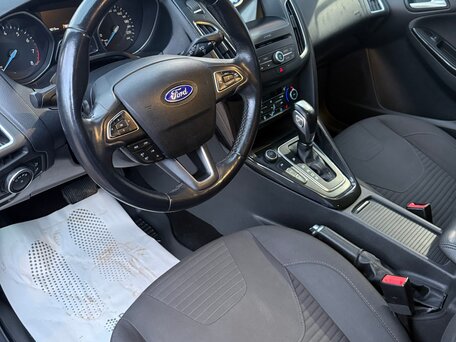 2018 Ford Focus III Рестайлинг, серебристый, 890000 рублей, вид 4