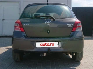 2011 Toyota Yaris II Рестайлинг, серый, 850000 рублей, вид 3