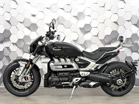 2021 Triumph Rocket 3, чёрный, 1699000 рублей, вид 4