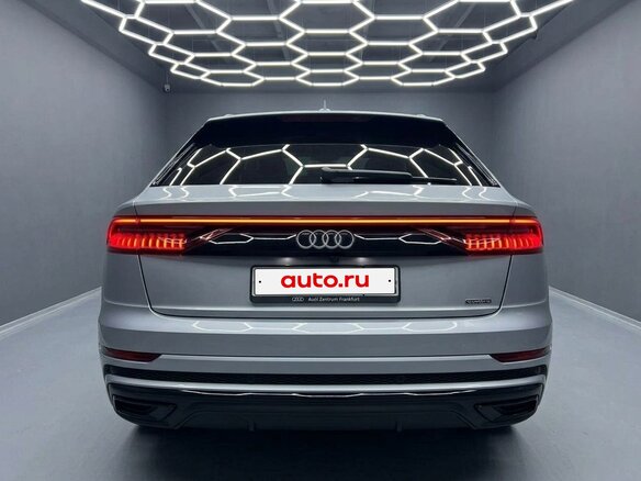2019 Audi Q8 50 TDI I (4M), серый, 5450000 рублей - вид 3