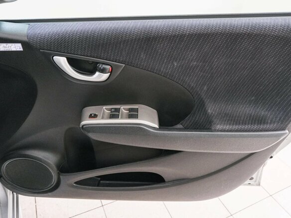 2011 Honda Fit Hybrid II, серый, 899000 рублей - вид 17