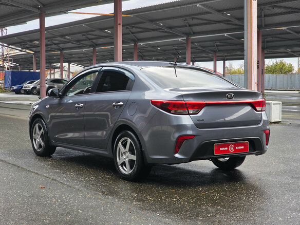 2018 Kia Rio IV, серый, 1149900 рублей - вид 4
