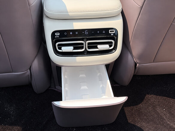 2025 Changan Qiyuan A06 28.39 kWh, серебристый, 2370000 рублей - вид 15
