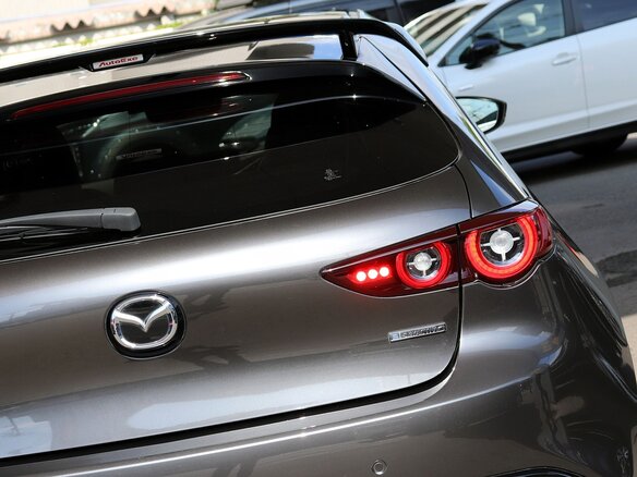 2022 Mazda 3 IV (BP), серебристый, 1209000 рублей - вид 4