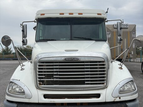 2003 Freightliner Columbia, белый, 3000000 рублей, вид 1