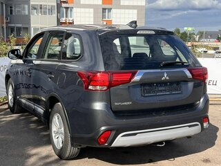 2021 Mitsubishi Outlander III Рестайлинг 3, серый, 1850000 рублей, вид 5