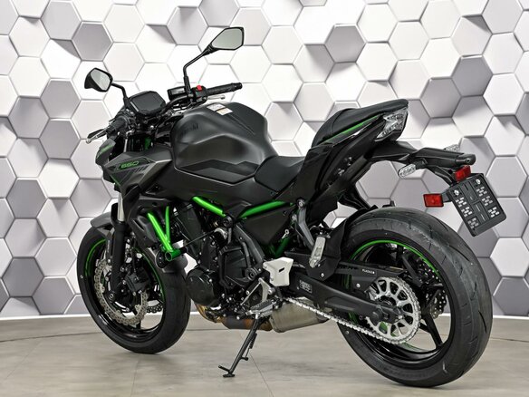 2025 Kawasaki Z 650, серый, 977000 рублей - вид 7