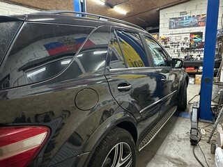 2005 Mercedes-Benz M-Класс 500 II (W164), чёрный, 900000 рублей, вид 3