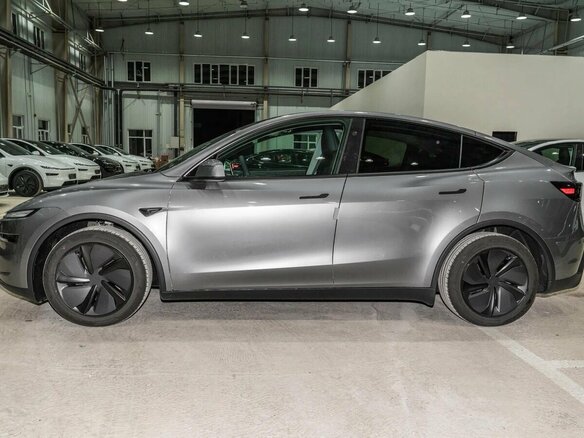 2025 Tesla Model Y Long Range I Рестайлинг, серебристый, 7639800 рублей - вид 3