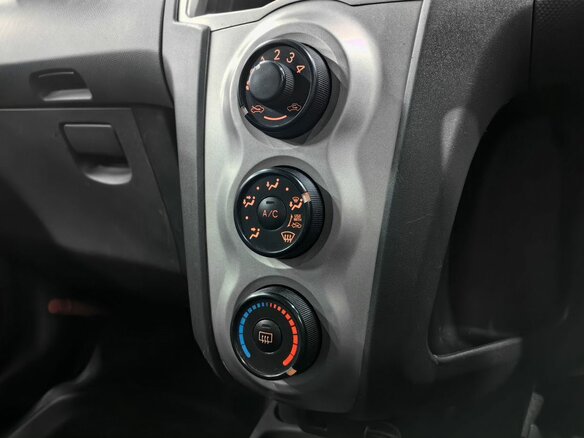 2010 Toyota Vitz II (XP90), белый, 650000 рублей - вид 19
