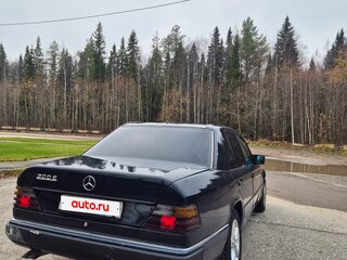 1991 Mercedes-Benz W124 300, синий, 340000 рублей, вид 3