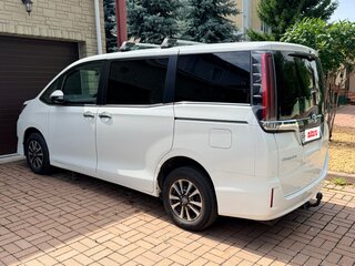 2019 Toyota Esquire I Рестайлинг, белый, 2350000 рублей, вид 2