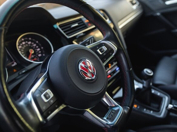 2020 Volkswagen Golf GTI VIII, пурпурный, 2395000 рублей - вид 12
