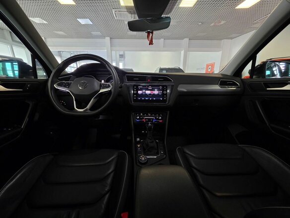 2021 Volkswagen Tiguan II Рестайлинг, чёрный, 3099000 рублей - вид 11