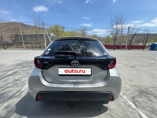 2020 Toyota Yaris IV, серебристый, 830000 рублей, вид 4