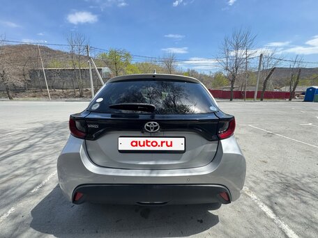 2020 Toyota Yaris IV, серебристый, 900000 рублей, вид 4