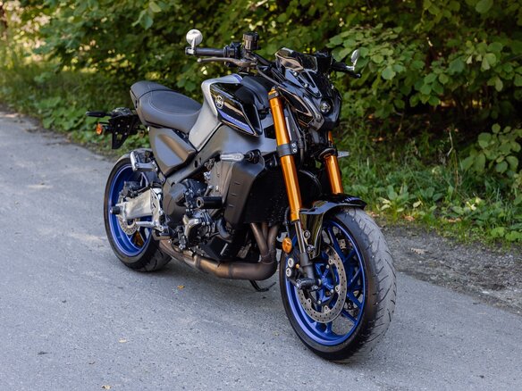 2022 Yamaha MT-09 (FZ-09), серебристый, 1075000 рублей - вид 6
