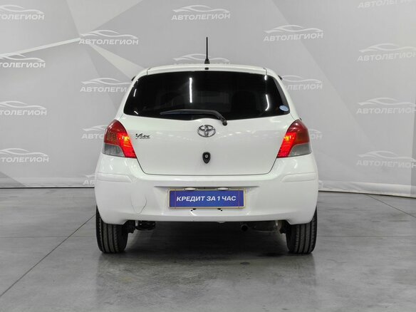 2010 Toyota Vitz II (XP90), белый, 650000 рублей - вид 3