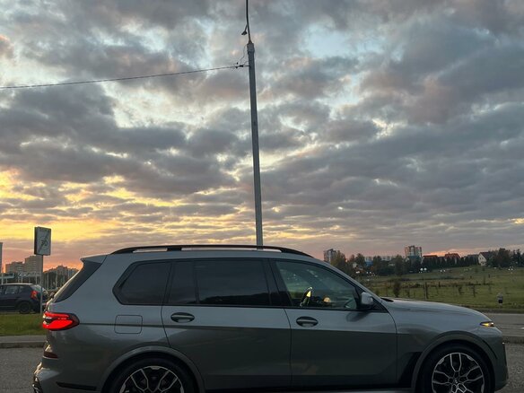 2023 BMW X7 40i I (G07) Рестайлинг, серый, 6500000 рублей - вид 5