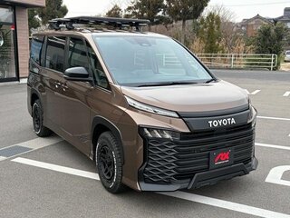 2023 Toyota Voxy IV (R90), коричневый, 4300000 рублей, вид 4