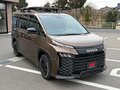 2023 Toyota Voxy IV (R90), коричневый, 4100000 рублей - вид 3