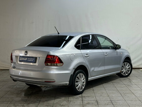 2016 Volkswagen Polo V Рестайлинг, серебристый, 680000 рублей, вид 3