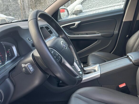 2018 Volvo S60 II Рестайлинг, белый, 2000000 рублей - вид 8