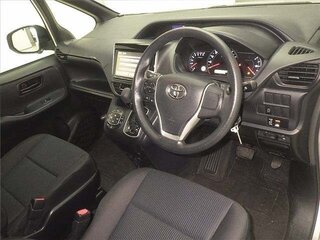 2014 Toyota Voxy III (R80), серебристый, 1524000 рублей, вид 3