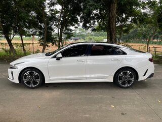 2023 Kia K5 III Рестайлинг, белый, 2390000 рублей, вид 3